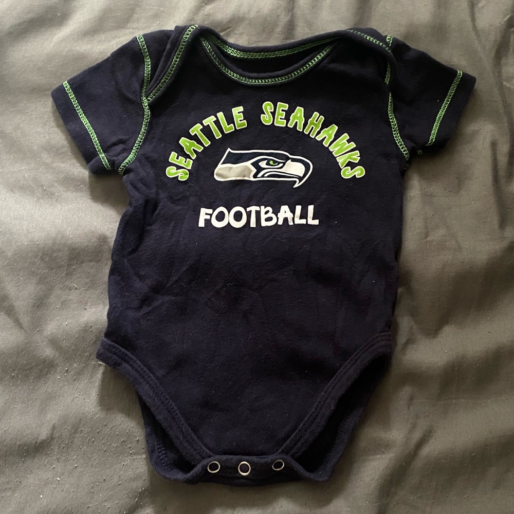 Adorable Official NFL Team SEATTLE SEAHAWKS Onesie Size 0-3 Months